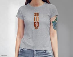 Camiseta femenina con una chica atractiva y sonriente, posando de forma casual en un estudio. El modelo tiene cabello oscuro
