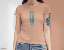 Camiseta femenina con una chica atractiva y sonriente, posando de forma casual en un estudio. El modelo tiene cabello oscuro