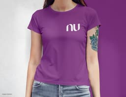 Camiseta femenina con una chica atractiva y sonriente, posando de forma casual en un estudio. El modelo tiene cabello oscuro