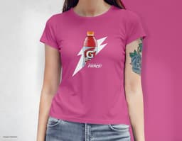 Camiseta femenina con una chica atractiva y sonriente, posando de forma casual en un estudio. El modelo tiene cabello oscuro