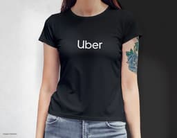 Camiseta femenina con una chica atractiva y sonriente, posando de forma casual en un estudio. El modelo tiene cabello oscuro