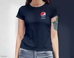 Camiseta femenina con una chica atractiva y sonriente, posando de forma casual en un estudio. El modelo tiene cabello oscuro