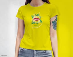 Camiseta femenina con una chica atractiva y sonriente, posando de forma casual en un estudio. El modelo tiene cabello oscuro