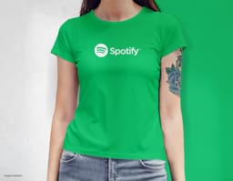 Camiseta femenina con una chica atractiva y sonriente, posando de forma casual en un estudio. El modelo tiene cabello oscuro