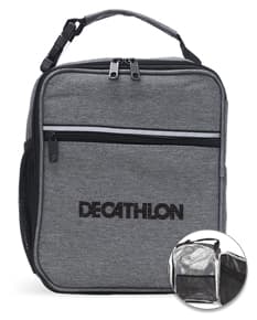 Bolsa térmica de nylon preta com faixa refletiva, ideal para viagens de negócios e armazenamento pessoal. Design moderno e elegante, com alça para transporte e fecho com zíper. Item versátil e prático para manter alimentos ou objetos refrigerados durante o trajeto.