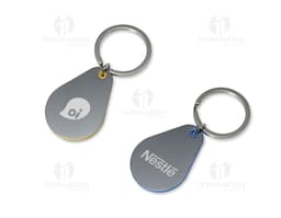 Llavero metálico con diseño moderno y detalles en metal plateado. Accesorio en forma de compás magnético, con cadena y anillo