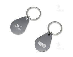 Llavero metálico con diseño moderno y detalles en metal plateado. Accesorio en forma de compás magnético, con cadena y anillo