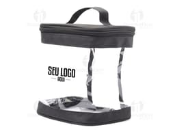 Necessaire em PVC preto com zíper, ideal para armazenar objetos e acessórios. O produto possui suporte, alça de mão, bolso e