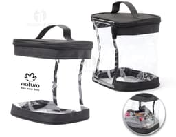 Necessaire em PVC preto com zíper, ideal para armazenar objetos e acessórios. O produto possui suporte, alça de mão, bolso e