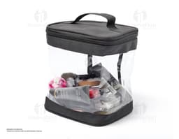 Necessaire em PVC preto com zíper, ideal para armazenar objetos e acessórios. O produto possui suporte, alça de mão, bolso e