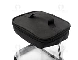 Necessaire em PVC preto com zíper, ideal para armazenar objetos e acessórios. O produto possui suporte, alça de mão, bolso e