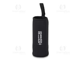 Dispositivo electrónico negro en neopreno, similar a un contenedor de botellas, con capacidad para una botella.