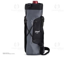 Mochila preta de couro com alça única, zíper e bolsos. Ideal para viagens e casual.