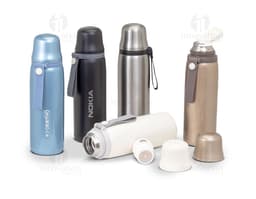 Garrafa térmica de metal inox com filtro infusor, contendo líquido transparente. Ideal para manter a temperatura de bebidas