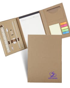 Kit ecológico para anotações em forma de caixa de papelão marrom vazia, contendo envelope amarelo, caderno de papel reciclado, caixa de transporte de madeira, cartão de memória, disquete e bloco de notas. Ideal para uso em escritórios, estudos científicos e laboratórios de química.