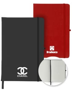 Notebook em estilo Moleskine emborrachado de 21x14 cm, com capa preta, vazio e em branco. Ideal para anotações no escritório ou em casa, possui um design moderno e clean, perfeito para guardar informações e lembretes.