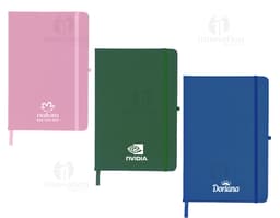 Notebook em estilo Moleskine emborrachado de 21x14 cm, com capa preta, vazio e em branco. Ideal para anotações no escritório