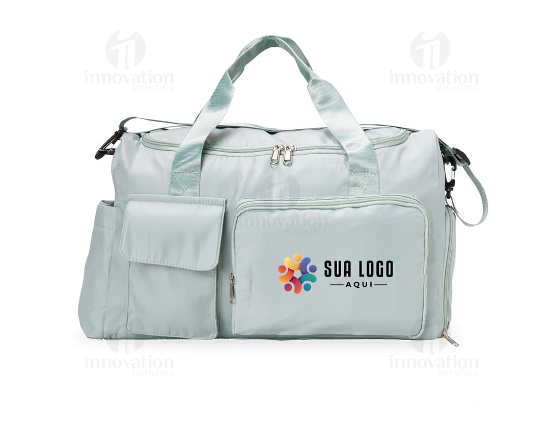 Bolsa esportiva de 28 litros em nylon marrom e preto com alças de couro, zipper, bolso e fivela. Ideal para viagens, academia