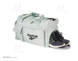 Bolsa esportiva de 28 litros em nylon marrom e preto com alças de couro, zipper, bolso e fivela. Ideal para viagens, academia
