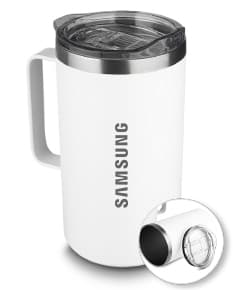 Caneca térmica 750ml em metal cromado, com design moderno e tecnológico. A imagem mostra o objeto vazio em um estúdio com fundo preto, refletindo a luz de um spotlight.