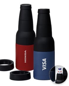 Produto Copo Térmico Multiuso INox em destaque em meio a objetos variados como garrafa, produtos de higiene e cuidados pessoais, garrafa de vinho, entre outros. O copo possui design elegante e versátil, sendo ideal para manter a temperatura de bebidas.