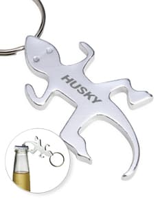 Chaveiro de metal com abridor, design artístico de elementos decorativos em forma de corrente, coração e flor, com detalhes antigos e vintage. Silhueta de algemas e fechadura, em tom preto e textura grunge. Ideal para os amantes de itens retrô e temática de justiça e crime.