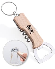 Chaveiro abridor multifunções em metal prateado, com design de guitarra e cordas, contendo também um saca-rolhas.