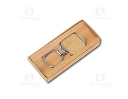 Llavero de metal con detalles en bambú, objeto de seguridad y protección con diseño elegante y resistente para guardar