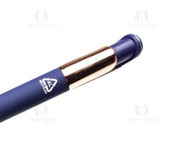 Caneta metálica azul com refil, ideal para uso em escritórios e negócios. Produto de alta qualidade, com ponta fina, indicada