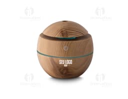 Umidificador de ar USB em ABS reciclável, que aparece numa cesta de vime castanho ao lado de um banco, comida, dinheiro e