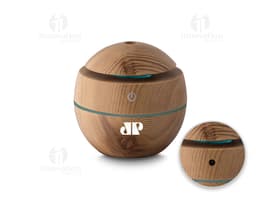 Umidificador de ar USB em ABS reciclável, que aparece numa cesta de vime castanho ao lado de um banco, comida, dinheiro e