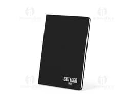 Bloco de anotações 21x15 em um escritório vazio com notebook, papel em branco, objetos de papelaria e espaço para escrever.