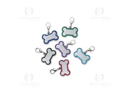 Chaveiro Pets Pequeno em preto e branco, com design de silhuetas de animais. Ideal para colecionadores, amantes de animais e