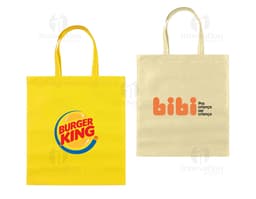 Sacola de compras de estilo boutique, feita de tecido TNT costurado e selado termicamente. O design inclui alça de metal