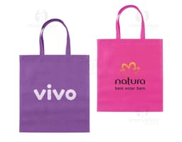 Sacola de compras de estilo boutique, feita de tecido TNT costurado e selado termicamente. O design inclui alça de metal