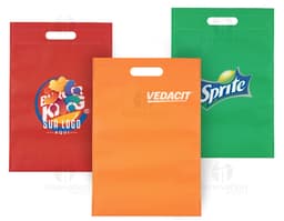 Envelope de papel em um container branco com uma bandeira nacional icônica. O símbolo do card de design de negócios vazio