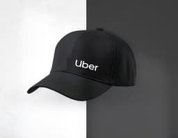Boné 6 gomos Tradicional Brim preto com detalhes em branco, feito em material resistente e confortável. Ideal para proteção