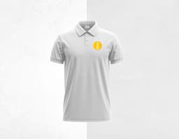 Camiseta Polo preta masculina, feita de algodão, ideal para um look casual e elegante. O modelo, um homem sorridente, está