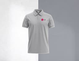 Camiseta Polo preta masculina, feita de algodão, ideal para um look casual e elegante. O modelo, um homem sorridente, está