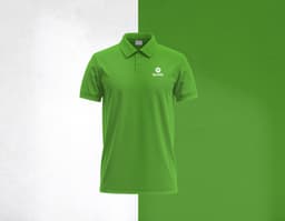 Camiseta Polo preta masculina, feita de algodão, ideal para um look casual e elegante. O modelo, um homem sorridente, está