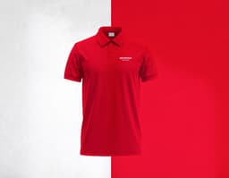 Camiseta Polo preta masculina, feita de algodão, ideal para um look casual e elegante. O modelo, um homem sorridente, está