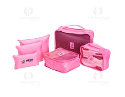 Kit Nécessaires 6 Peças com design de bandeira nacional em tons de rosa e amarelo. Os acessórios possuem textura suave e