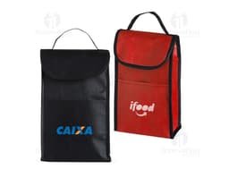 : "Bolsa térmica rPET 4L c/ bolso frontal em metal prateado e amarelo, com design eletrônico e um único botão amarelo, feito