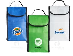 : "Bolsa térmica rPET 4L c/ bolso frontal em metal prateado e amarelo, com design eletrônico e um único botão amarelo, feito