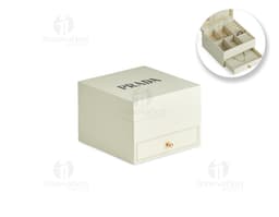 Porta joias com design sofisticado em formato de disquete, com espaço para armazenamento de memórias, notas e documentos. Em