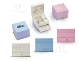 Porta joias com design sofisticado em formato de disquete, com espaço para armazenamento de memórias, notas e documentos. Em