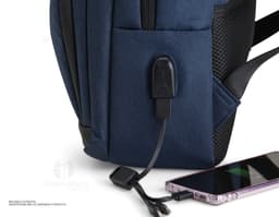 Mochila de poliéster preta de 29 litros, com fecho de zíper, alça de couro, bolso de metal, design moderno e elegante.
