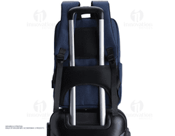 Mochila de poliéster preta de 29 litros, com fecho de zíper, alça de couro, bolso de metal, design moderno e elegante.
