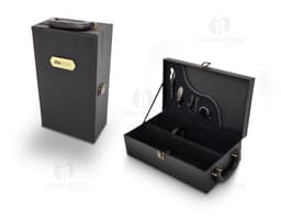 Kit vinho 4 peças em caixa de couro moderna para armazenamento seguro. Ideal para negócios e viagens, inclui speaker