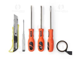 Kit d'outils de 5 pièces en métal argenté et noir. Technologie moderne et équipement électronique, avec boutons, écran et